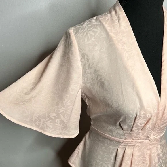 ASTR Blush Pink Satin Pleated Front V Neck Tie Kimono Top - Picture 10 of 14